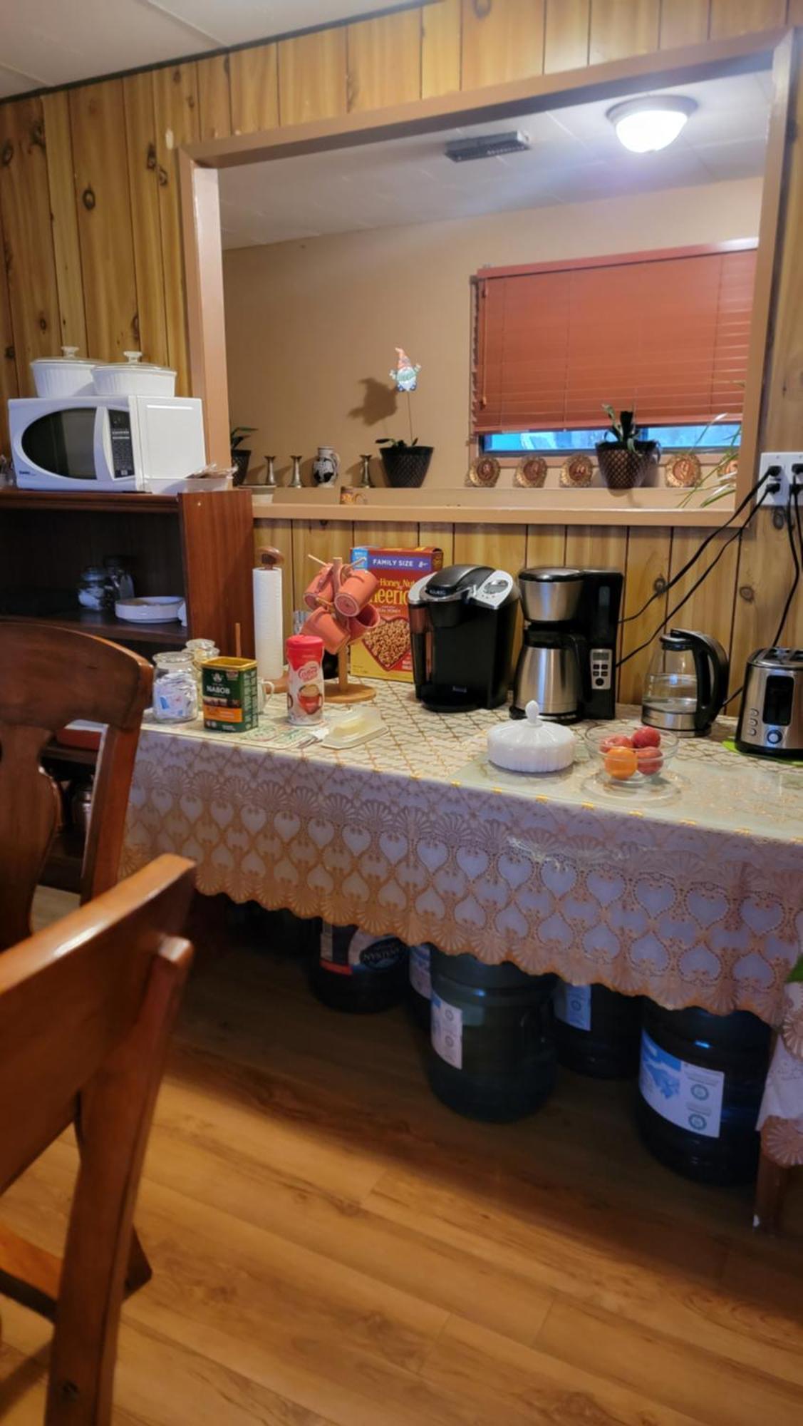 Charming - 2 Bedrooms Suite, 1 Full Bath & Family Room Камлупс Екстериор снимка