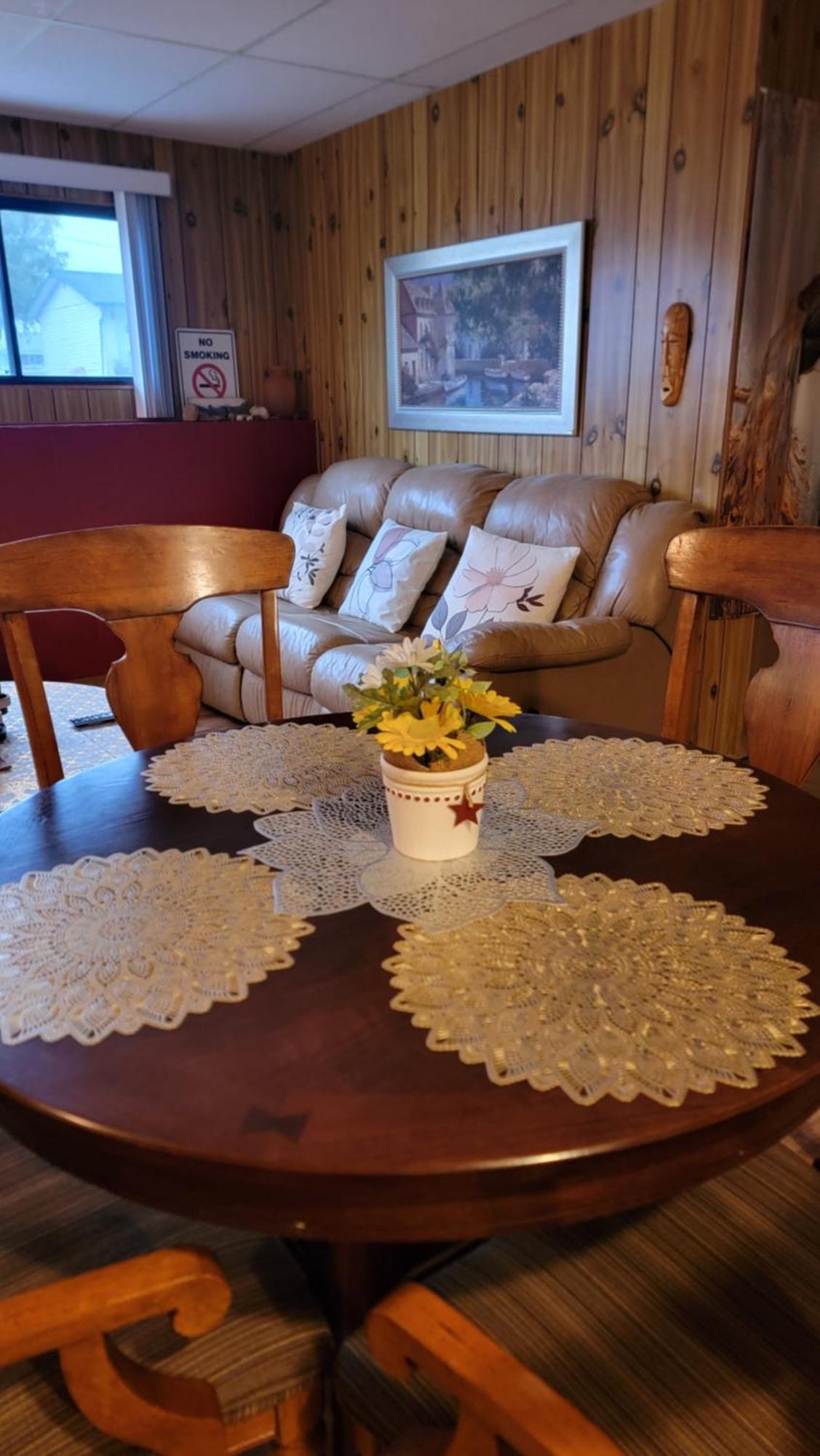 Charming - 2 Bedrooms Suite, 1 Full Bath & Family Room Камлупс Екстериор снимка