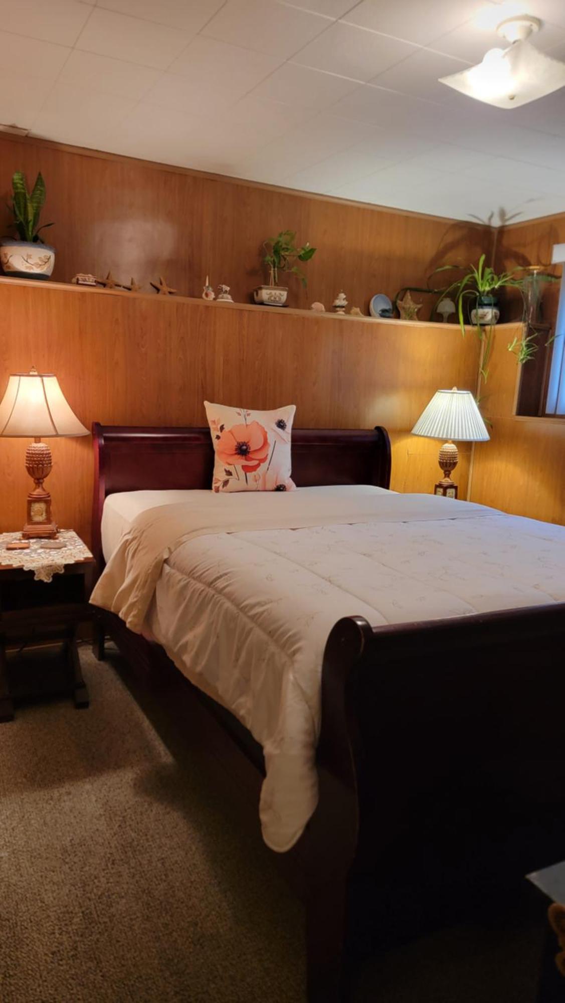Charming - 2 Bedrooms Suite, 1 Full Bath & Family Room Камлупс Екстериор снимка