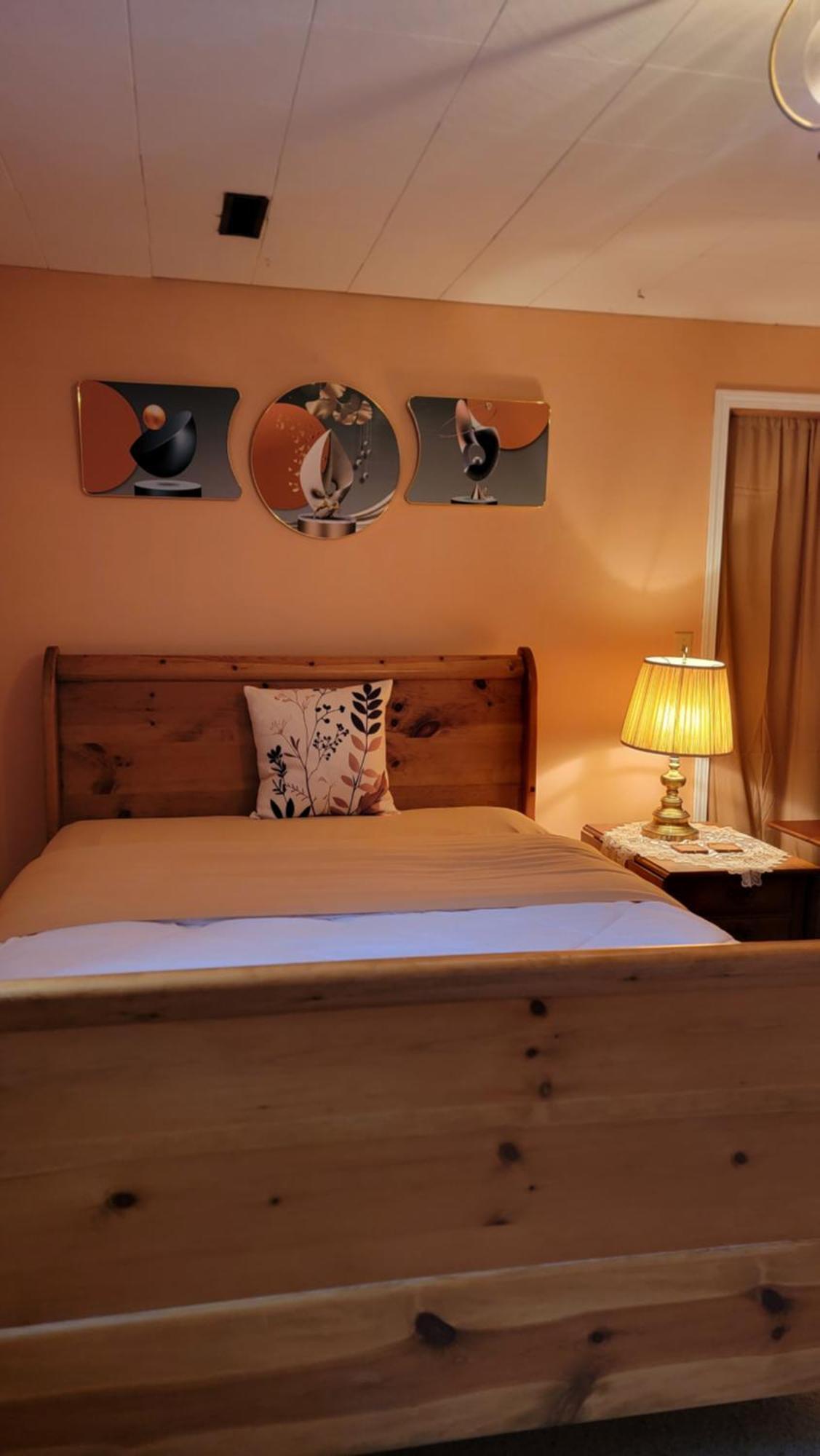 Charming - 2 Bedrooms Suite, 1 Full Bath & Family Room Камлупс Екстериор снимка