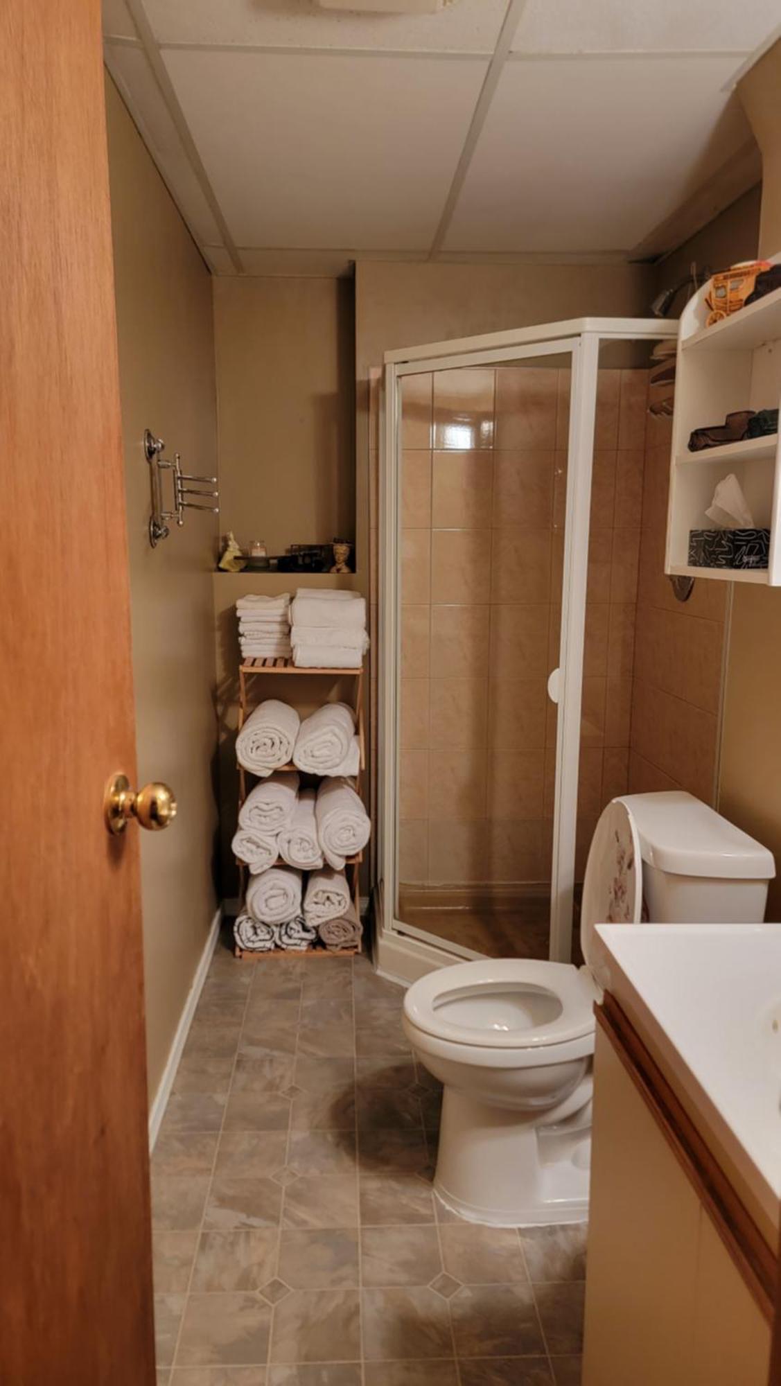Charming - 2 Bedrooms Suite, 1 Full Bath & Family Room Камлупс Екстериор снимка