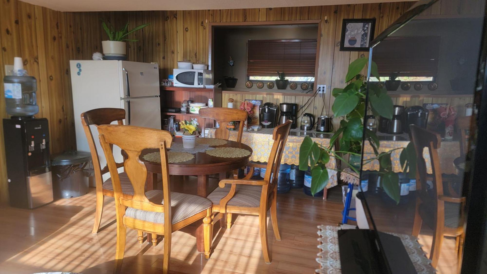 Charming - 2 Bedrooms Suite, 1 Full Bath & Family Room Камлупс Екстериор снимка