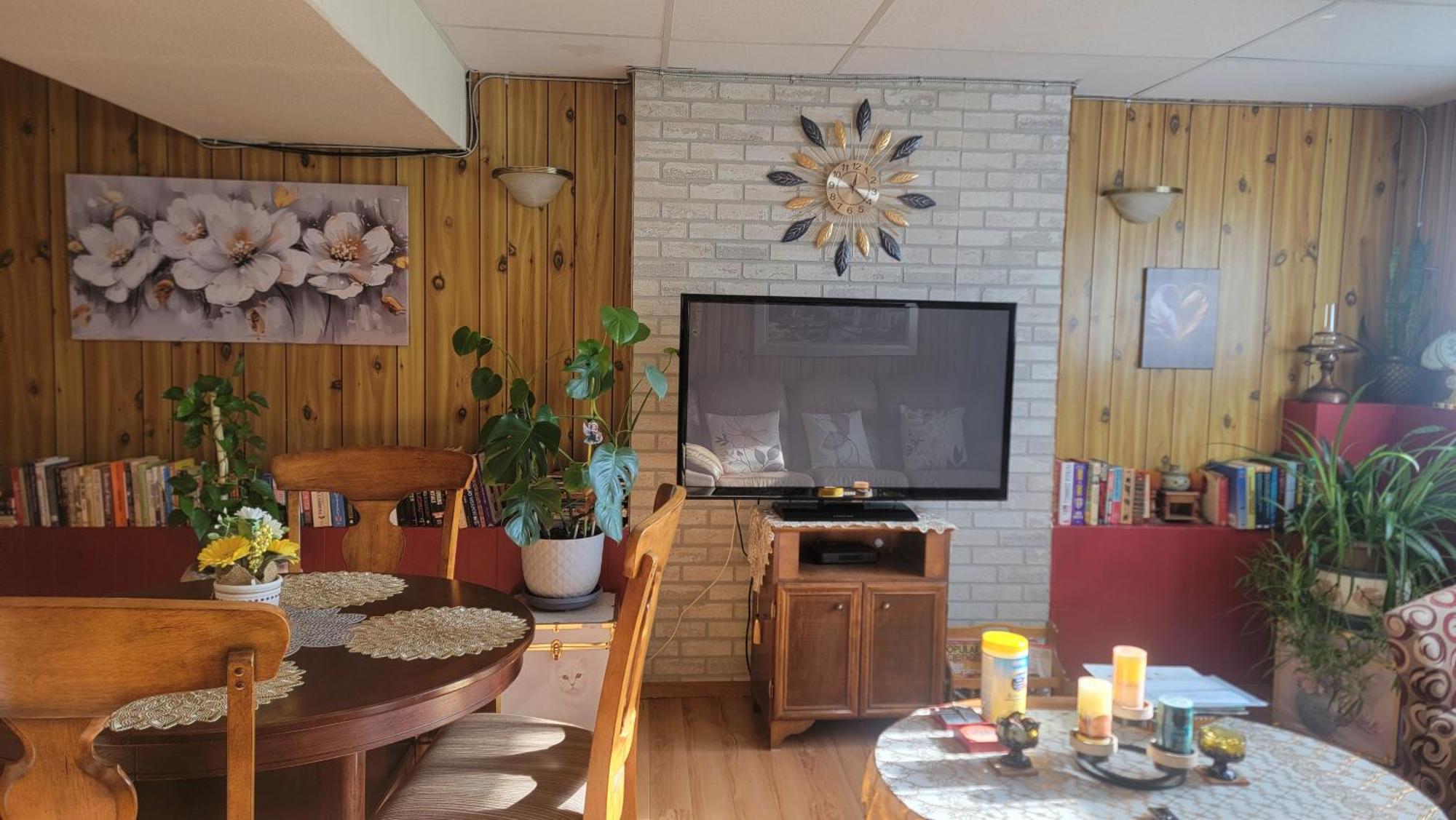 Charming - 2 Bedrooms Suite, 1 Full Bath & Family Room Камлупс Екстериор снимка